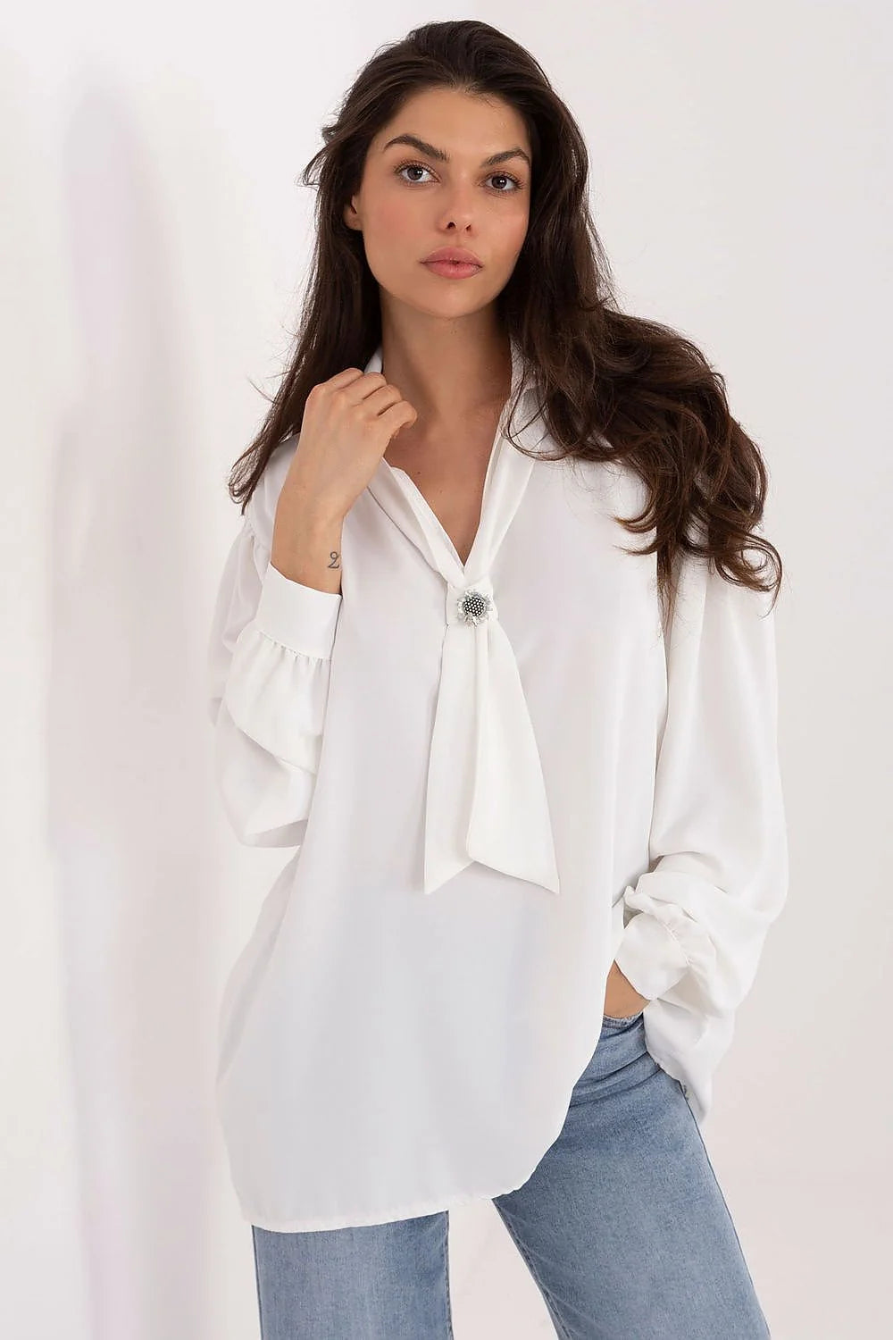 chemisier élégant féminin femme polyester léger soyeuse coupe allongée manches longues bouffantes encolure plongeante nœud réglable broche amovible
