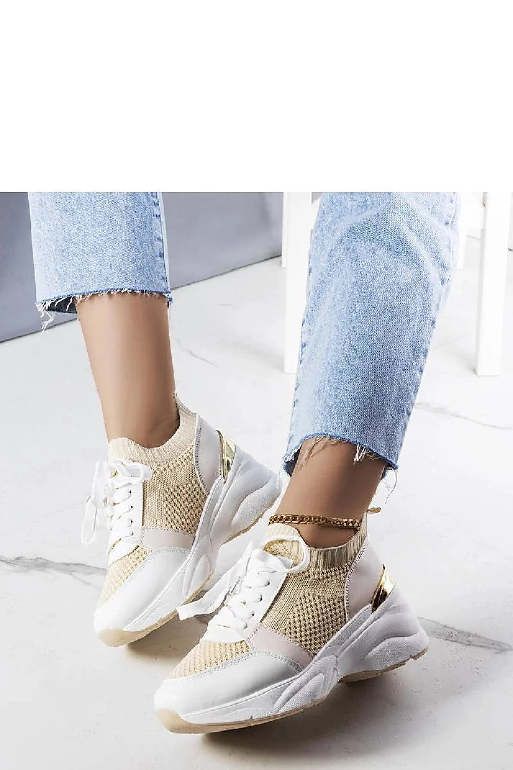 Sneakers modernes féminines compensées en maille beige cuir synthétique doré lacets blancs chaîne métallique sportive athleisure été