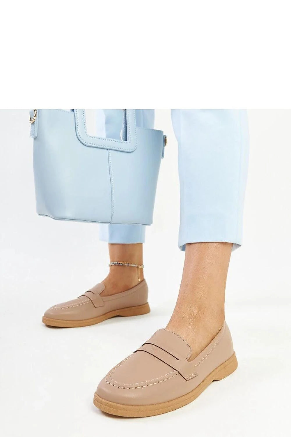 Mocassins classiques femme cuir écologique beige clair bout en amande semelle marron clair surpiqûres discrètes pantalon droite ajustée bleu clair sac main imitation cuir