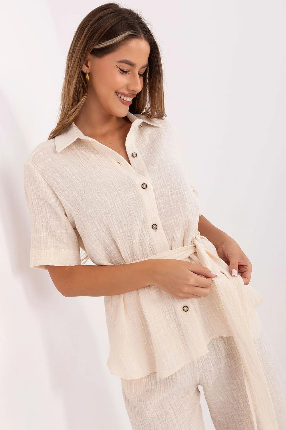 Ensemble Lakerta pour femme en mousseline coton beige clair chemise manches courtes col classique short ceinture