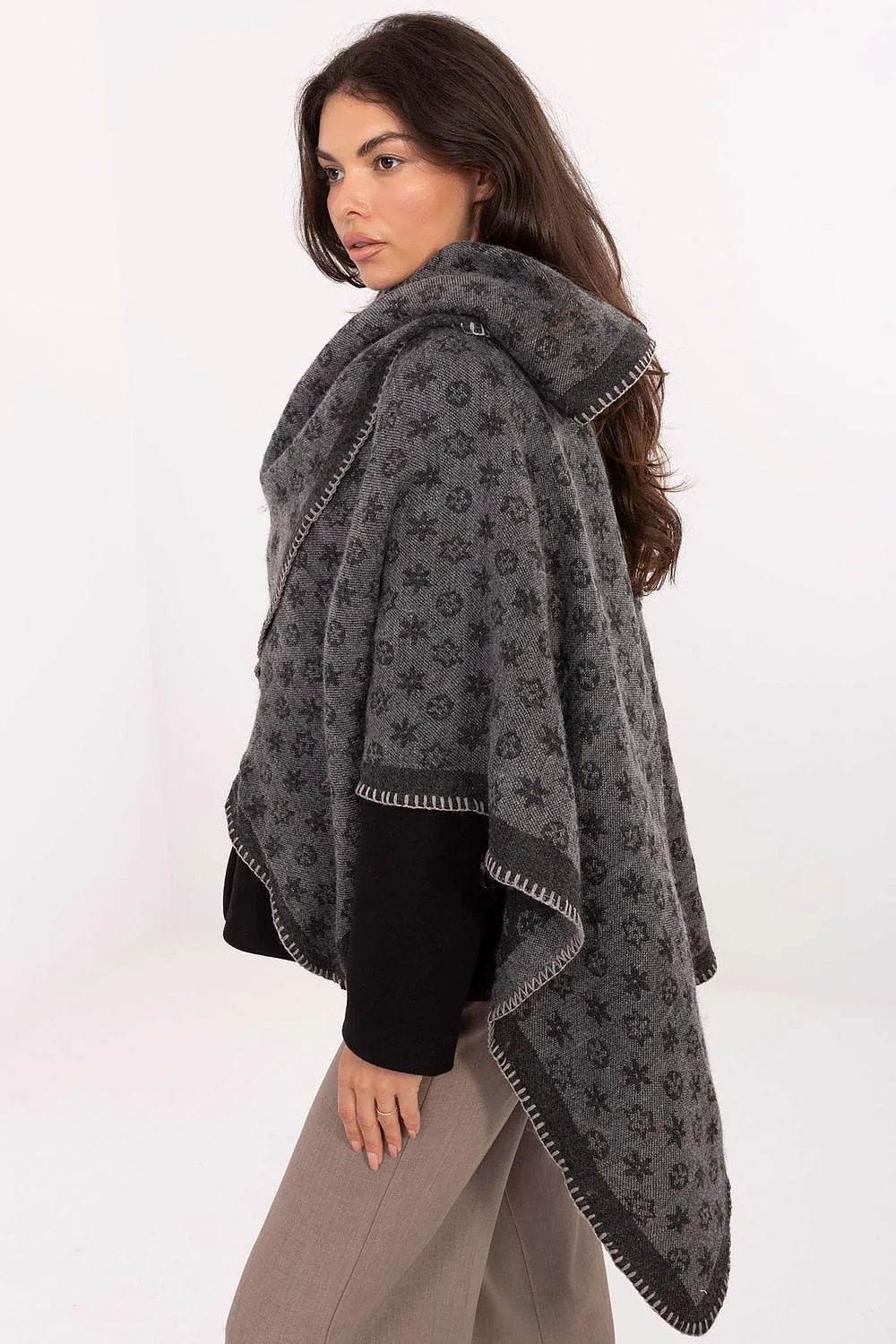 poncho oversize femme châle étole rectangulaire maille épaisse acrylique gris chiné jacquard floral monogramme bordure surjet contrastée chaud confortable polyvalent