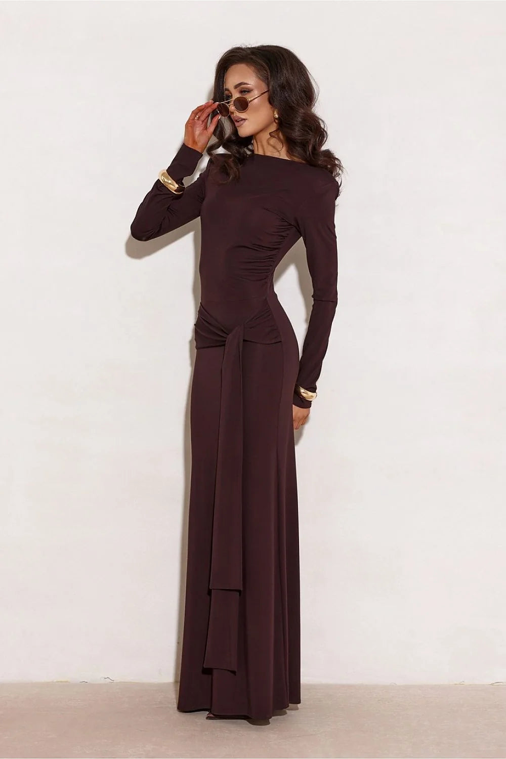 robe longue manches longues marron chocolat épaules structurées silhouette ajustée stretch fluide taille drapée ceinture nouée fente latérale