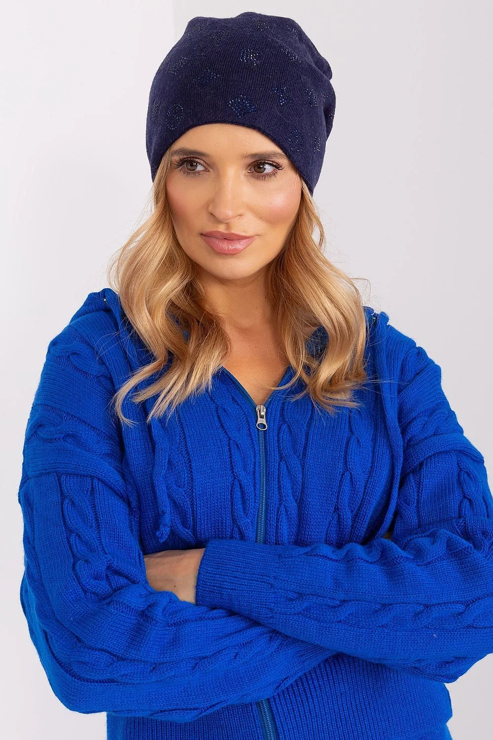 Bonnet et cardigan pour femme en laine acrylique bleu marine et électrique motifs brillants style moderne chic hiver automne