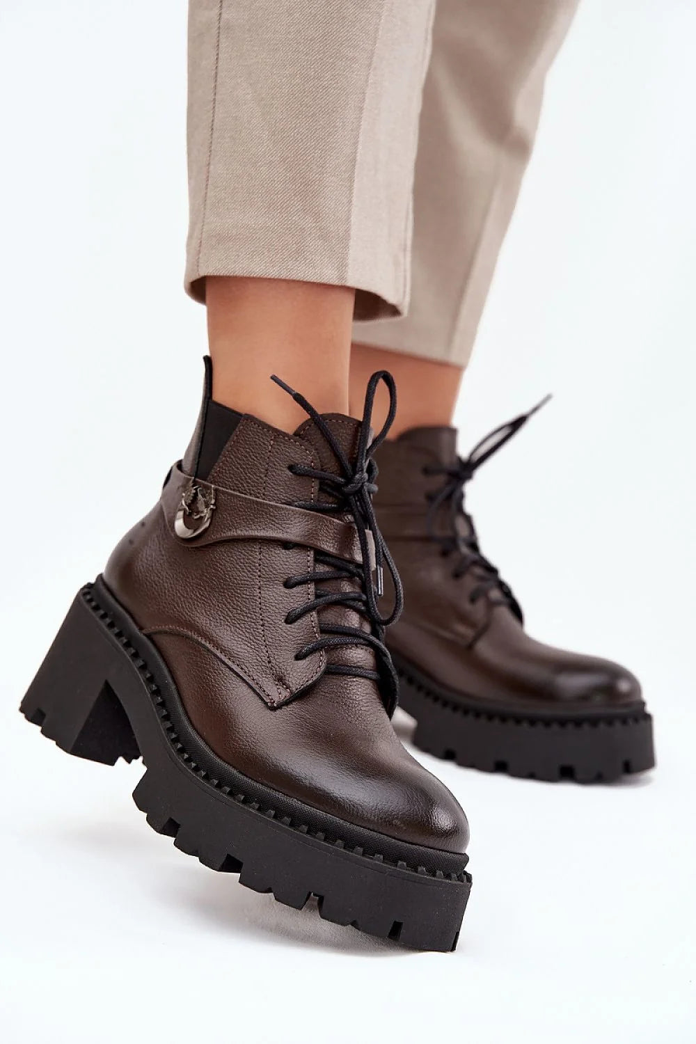 bottines femme cuir naturel grainé doublure feutre chaudes confortables talon bloc stables fermeture éclair bride décorative marron semelle crantée urbaine