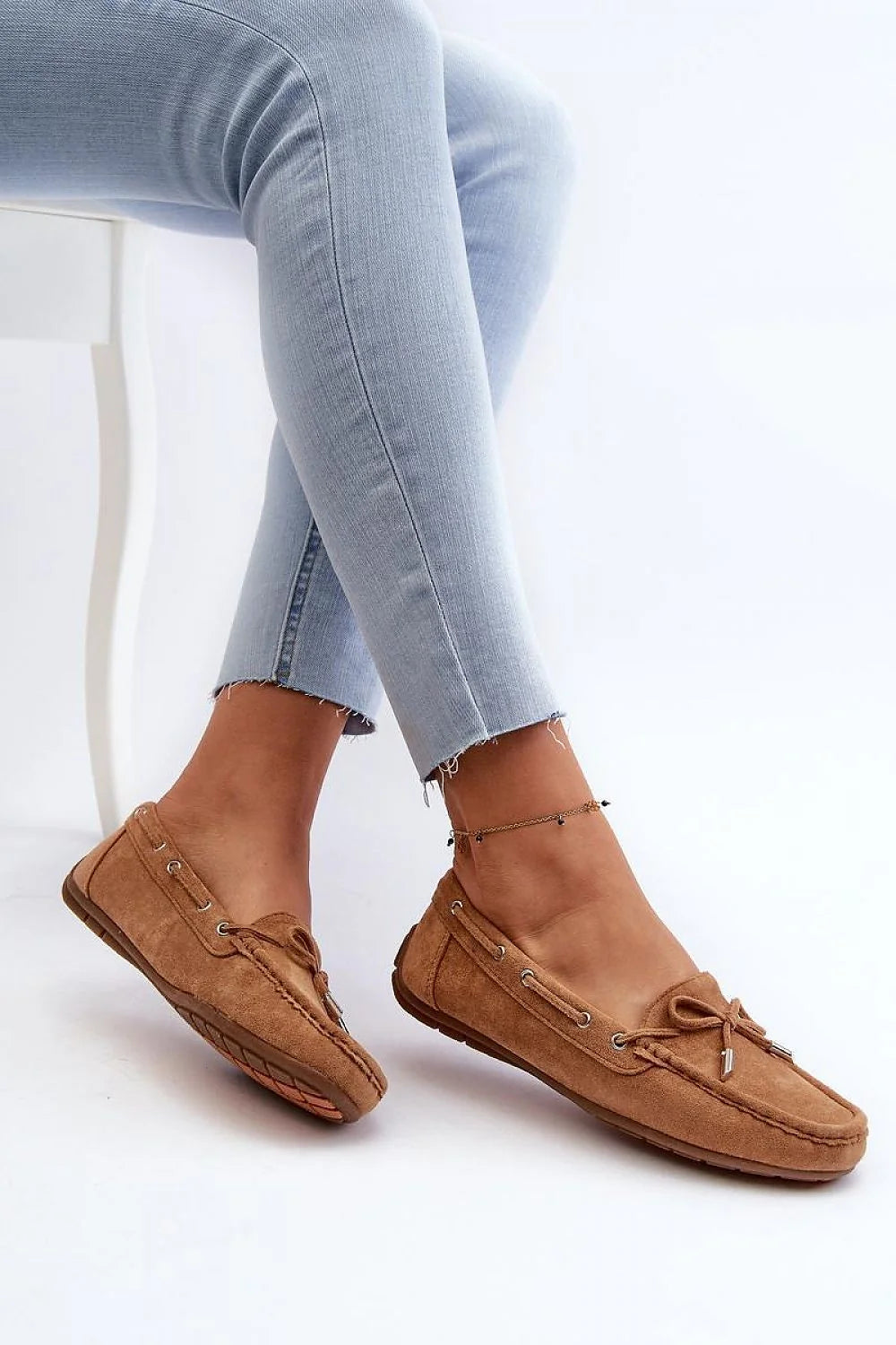 mocassins femme classique éco suède camel clair nœud décoratif embouts métalliques surpiqûres semelle gomme antidérapante confortable respirante perforée