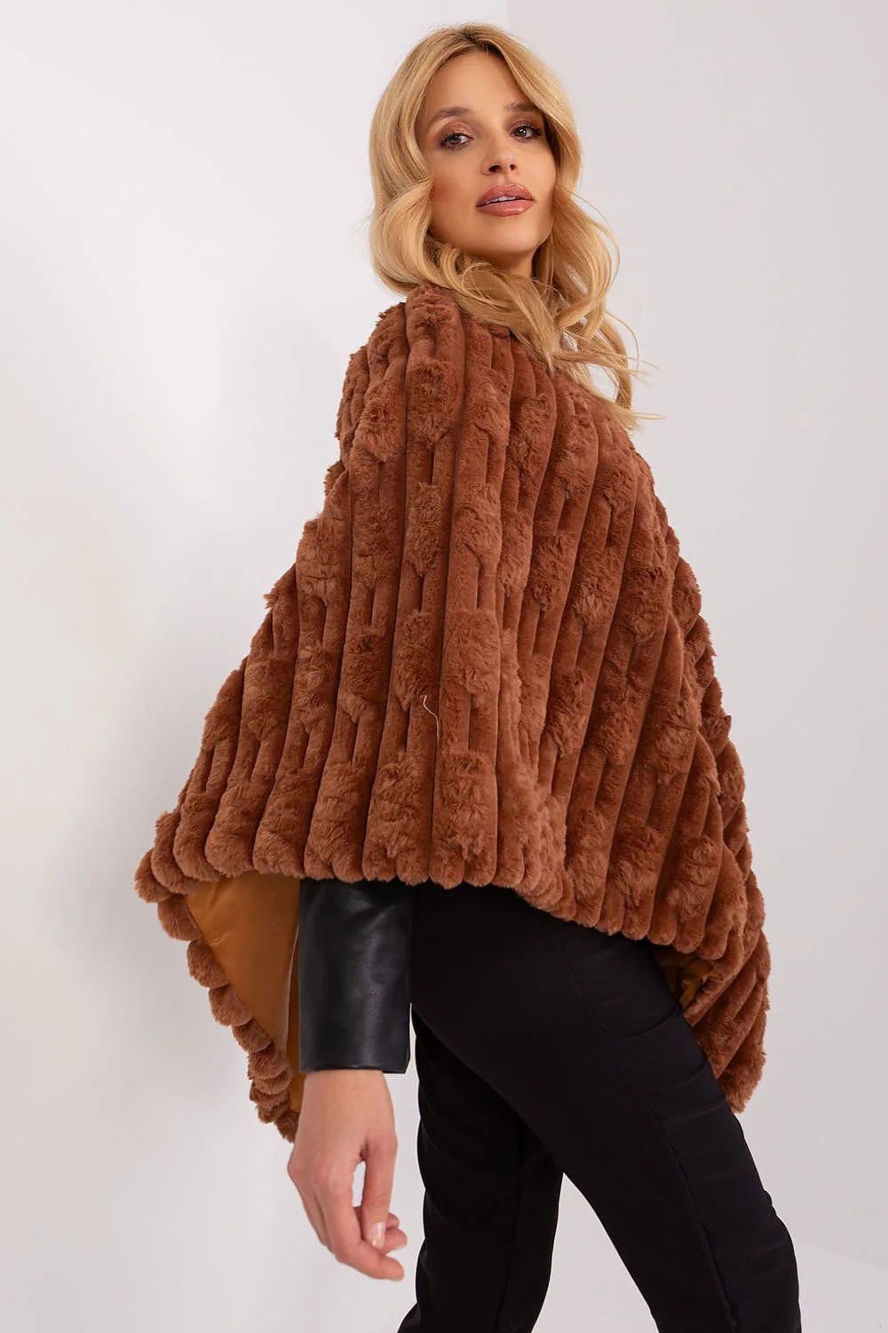 Poncho élégant pour femme en fausse fourrure texture côtelée brun chaud coupe asymétrique sans fermeture occasion formelle ou décontractée