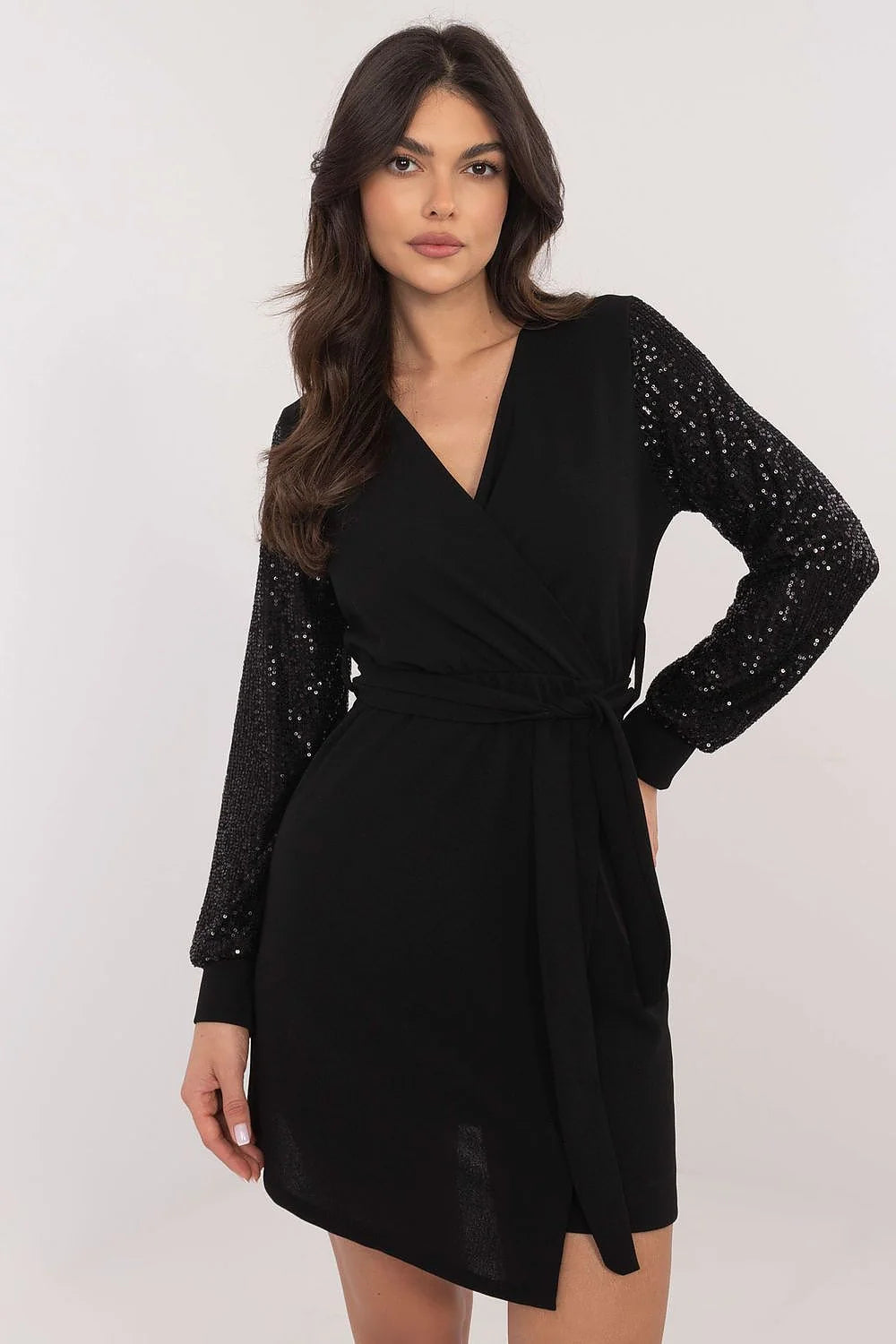 Robe de cocktail élégante courte manches longues épaules nues tissu lisse polyester élasthanne taille ajustable femme