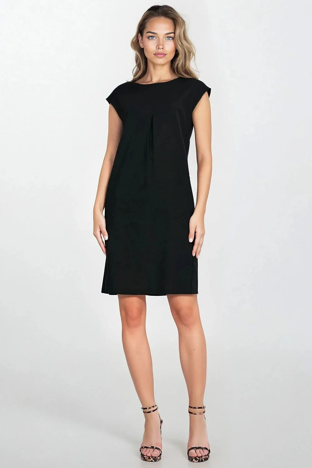 robe noire droite genou encolure ronde manches courtes minimaliste épurée pli central poches latérales fluide structurée