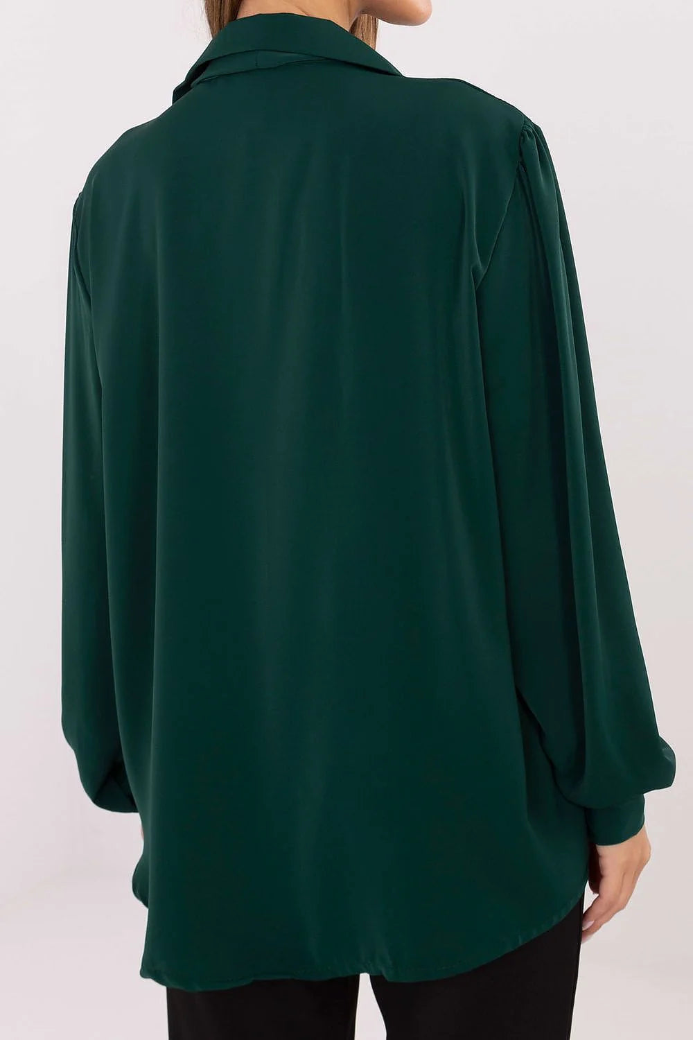 blouse chemisier femme élégante stylée minimaliste féminine polyester léger soyeuse coupe allongée manches longues bouffantes décolleté nœud broche amovible confort