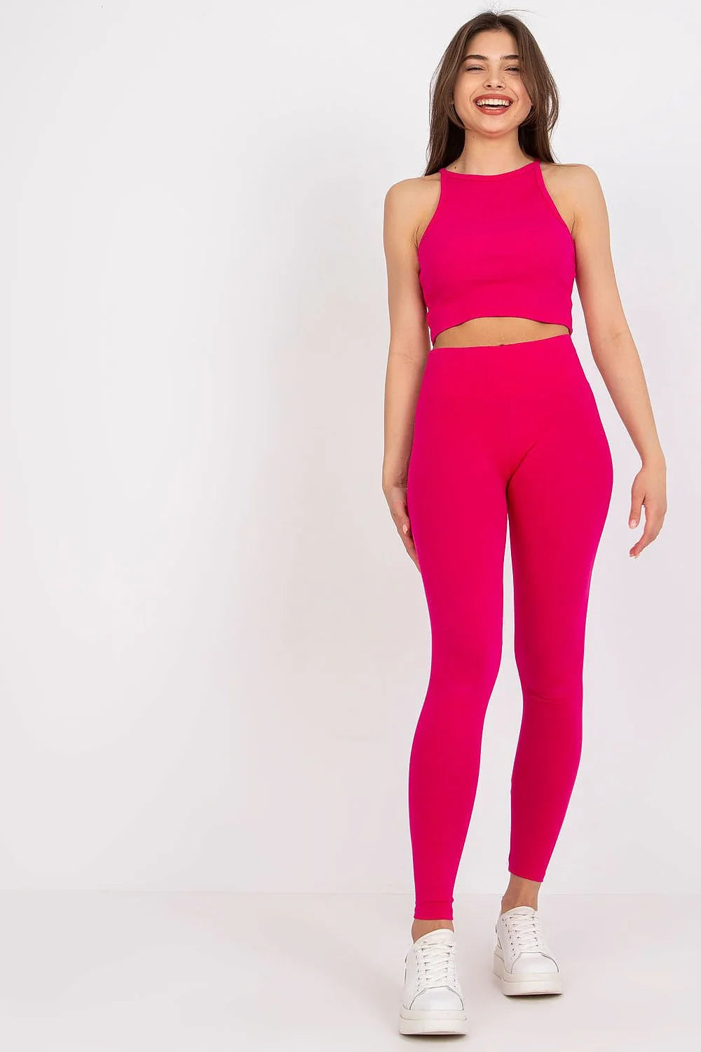 ensemble femme crop top côtelé fuchsia manches courtes encolure carrée coupe ajustée legging taille haute noir mules talon bas losanges