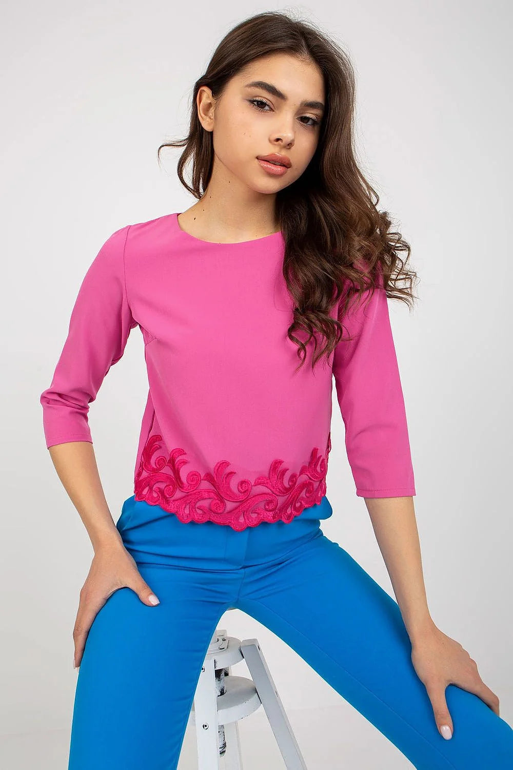 chemisier femme fuchsia vif manches troisquarts encolure ronde coupe courte droite ourlet festonné broderie tonale arabesques crêpe léger