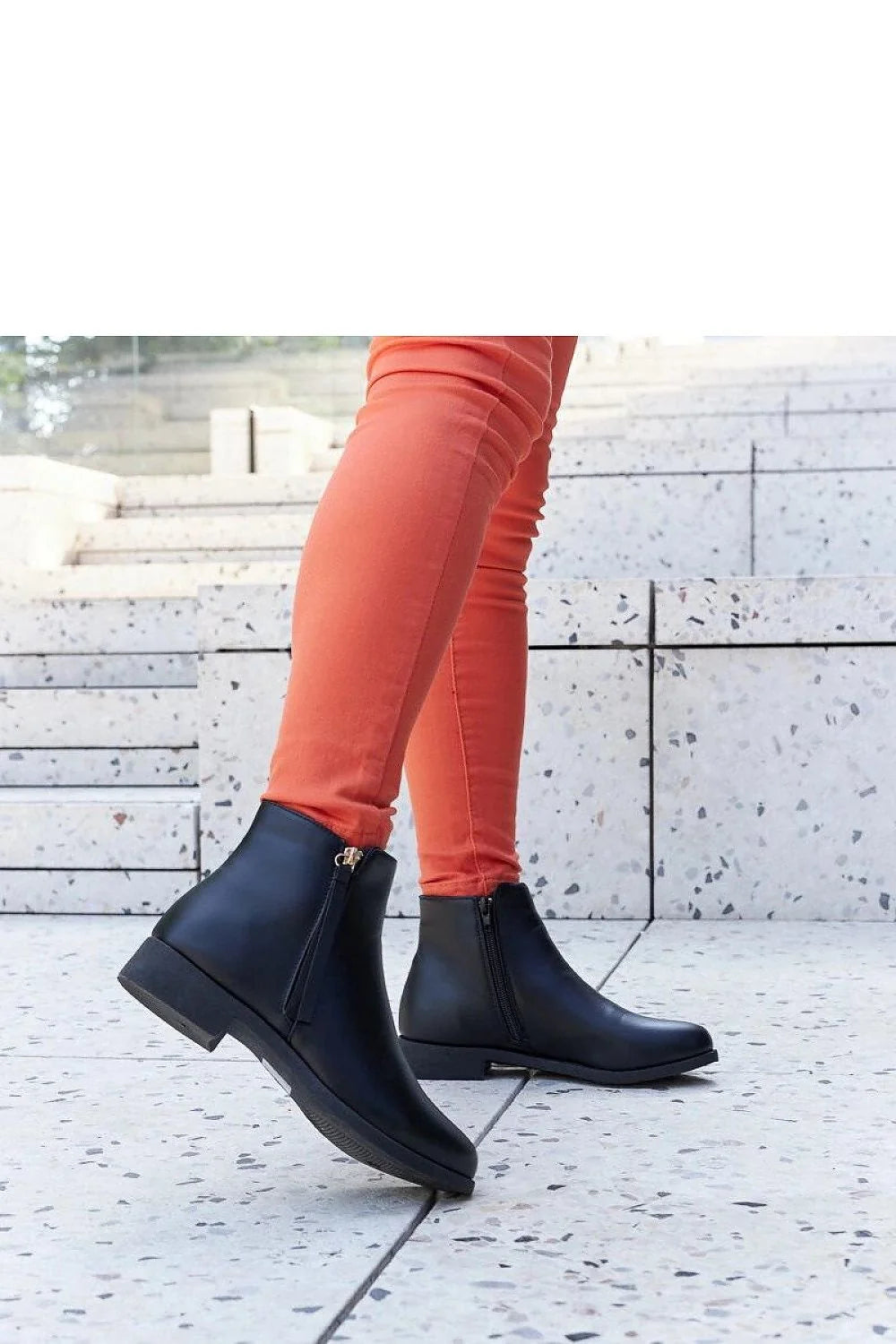 Bottines noires modernes épurées cuir imitation fermeture éclair métal argenté cheville haute semelle épaisse confort automne hiver femme