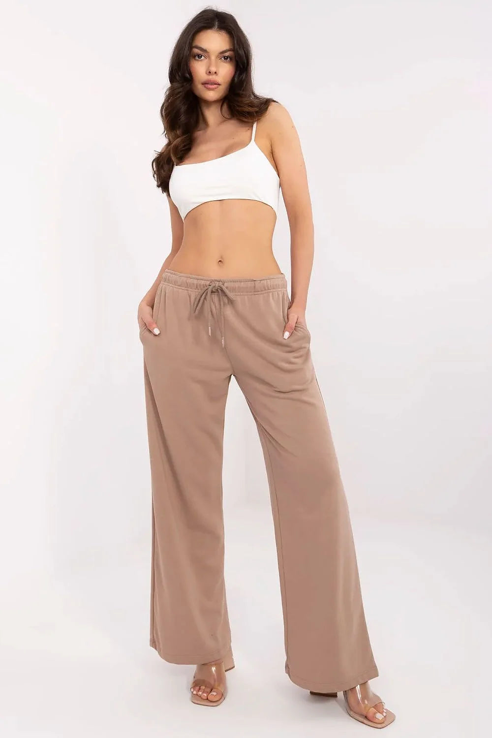 Outfit deux pièces femme haut crop top blanc pantalon large beige taupe matériau confortable style moderne décontracté