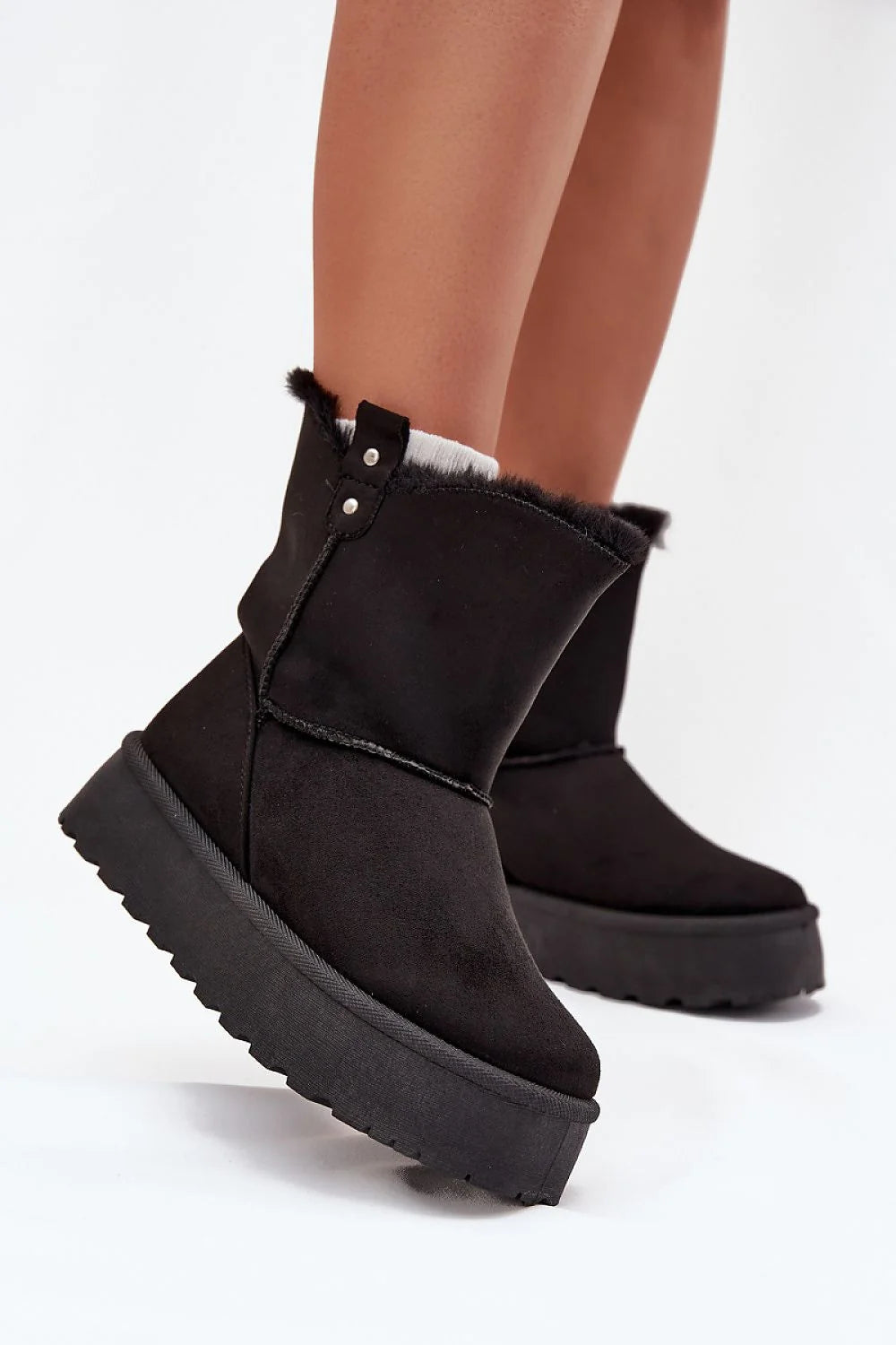 bottines femme suédine écologique doublure fourrure chaude confortable plateforme épaisse crantée antidérapante hauteur cheville bout arrondi coutures apparentes rivets décoratifs