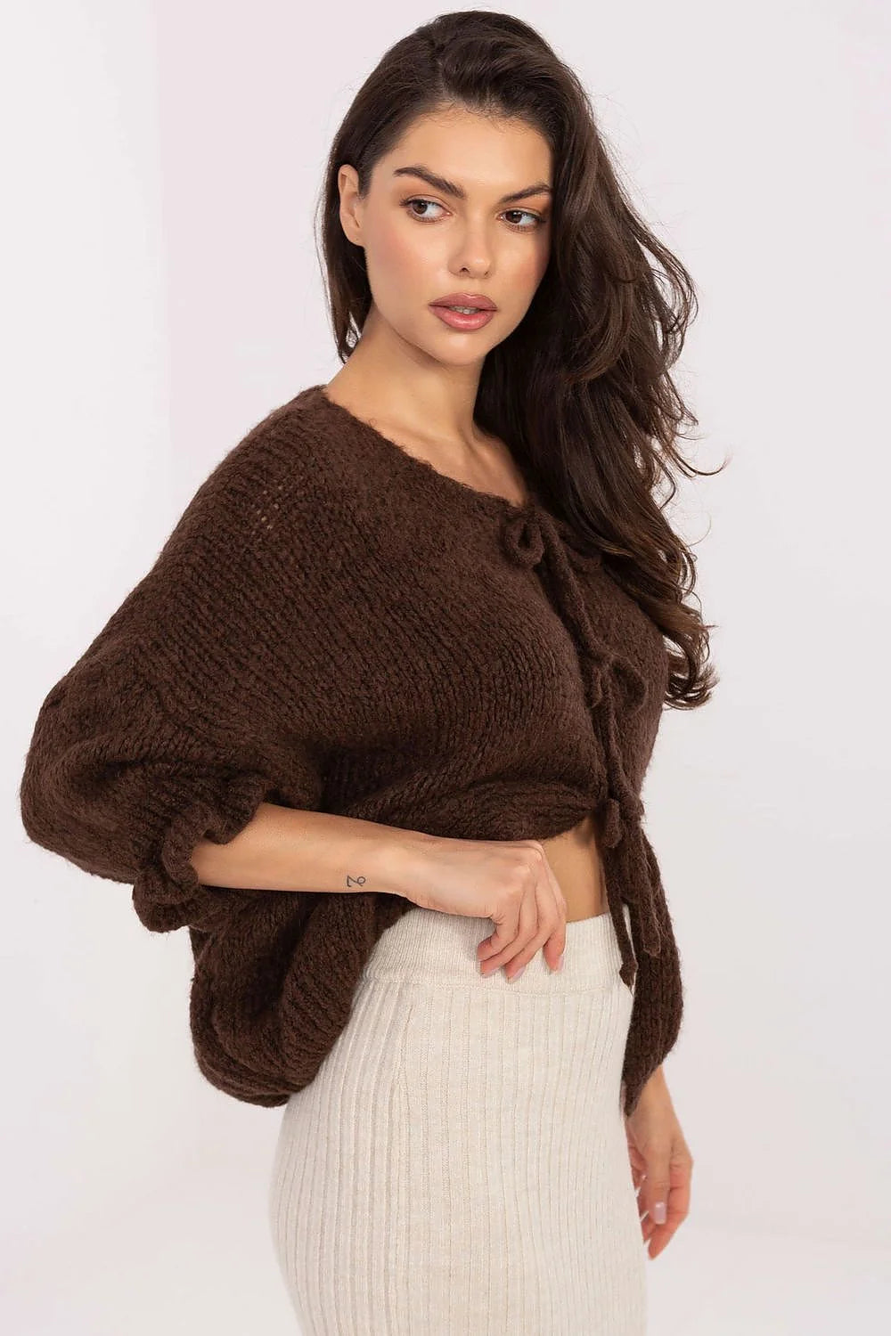 cardigan femme gilet court maille épaisse moelleuse marron chocolat encolure ronde ouverture frontale liens cordons manches troisquarts bouffantes