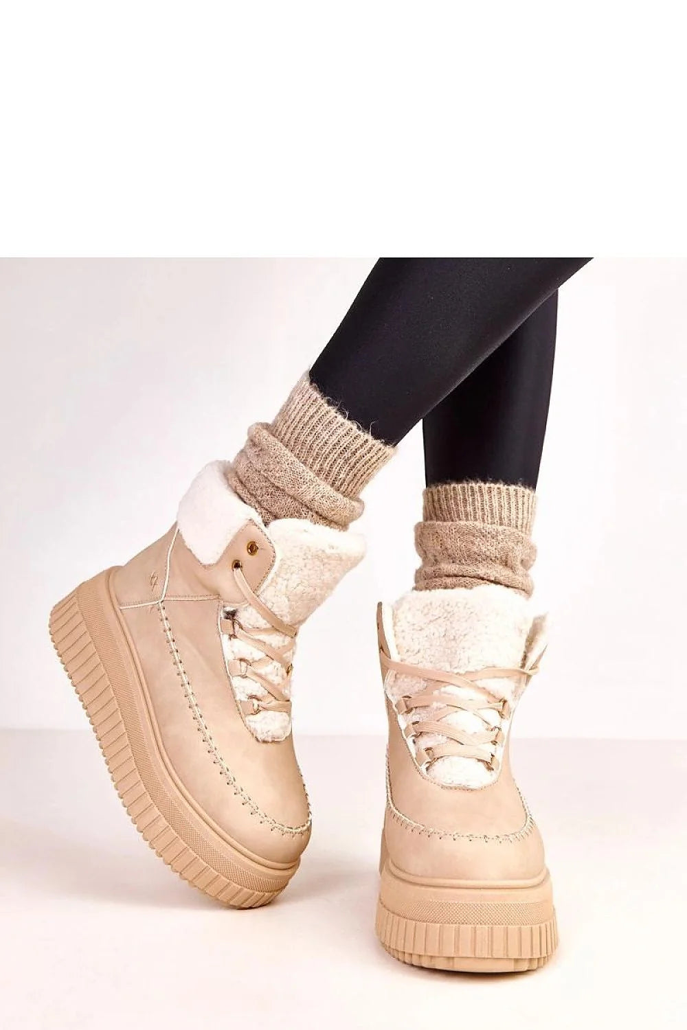 bottines montantes femme hiver suédine beige doublé fausse fourrure lacets fermeture éclair latérale plateforme semelle crantée caoutchouc adhérence confort urbain