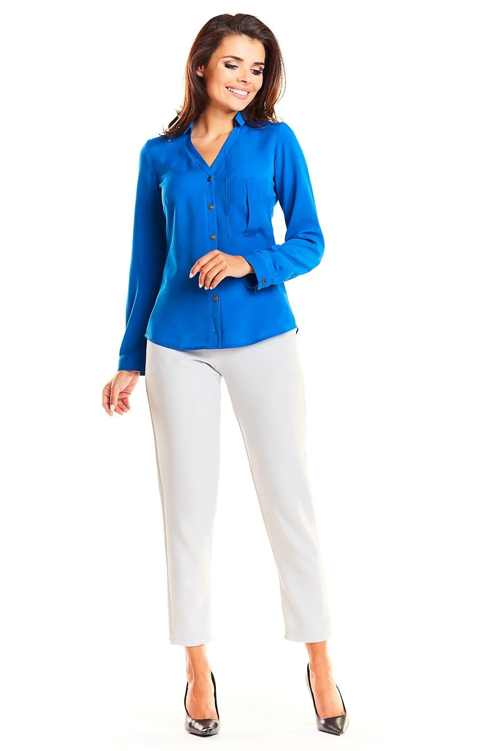 chemise satinée bleu cobalt semiajustée manches longues colV tailleur boutonnage central poche poitrine plissée tissu fluide léger élasthanne professionnel chic