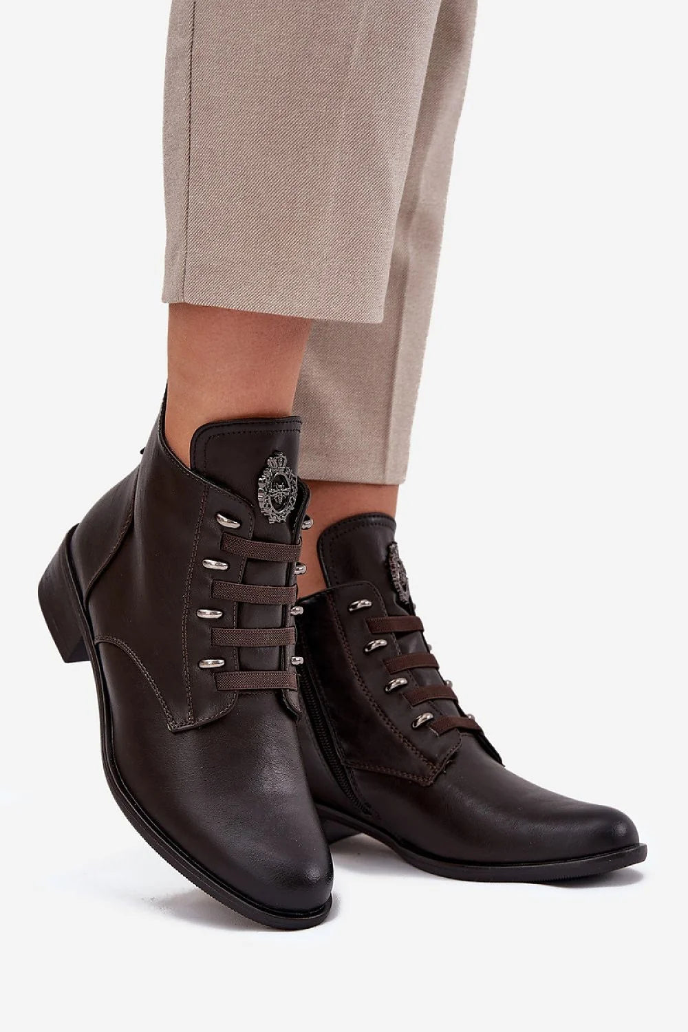 bottines femme basses Jezzi similicuir marron foncé lacées oeillets métalliques bouts arrondis doublée fourrure plaque décorative talon carré petit confort
