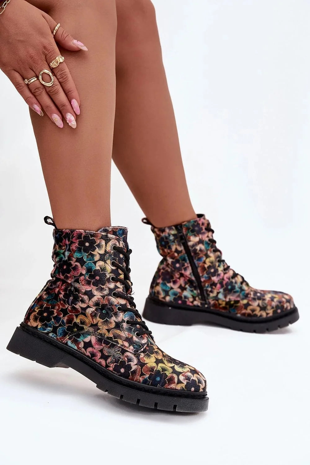 Artiker bottines femme montantes velours brodé floral multicolore lacets œillets métal fermeture éclair latérale doublure chaude semelle crantée caoutchouc adhérence