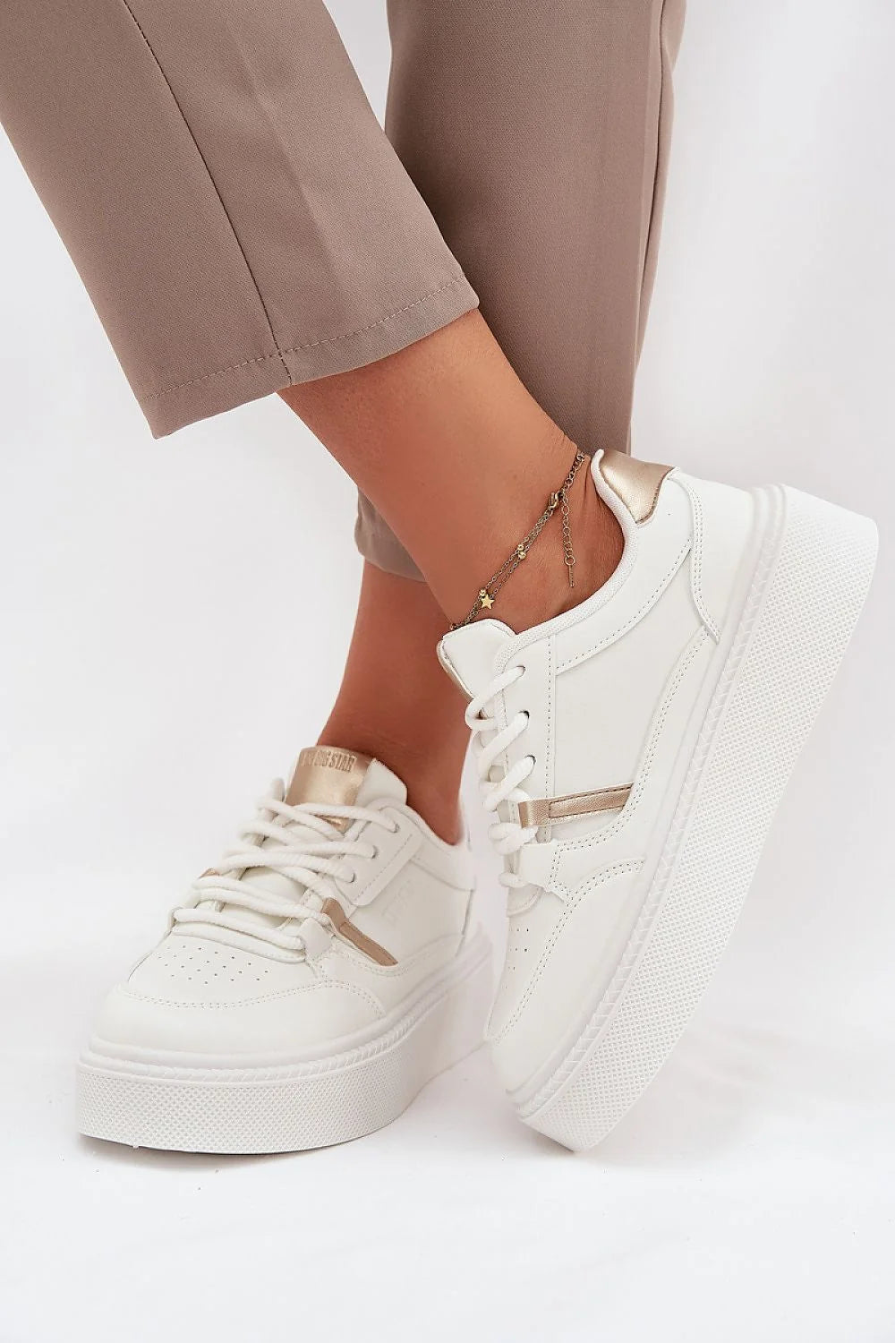 sneakers femme plateforme épaisse blanches cuir synthétique lisse bout perforé laçage classique détails métallisés rosés logo embossé semelle crantée antidérapante