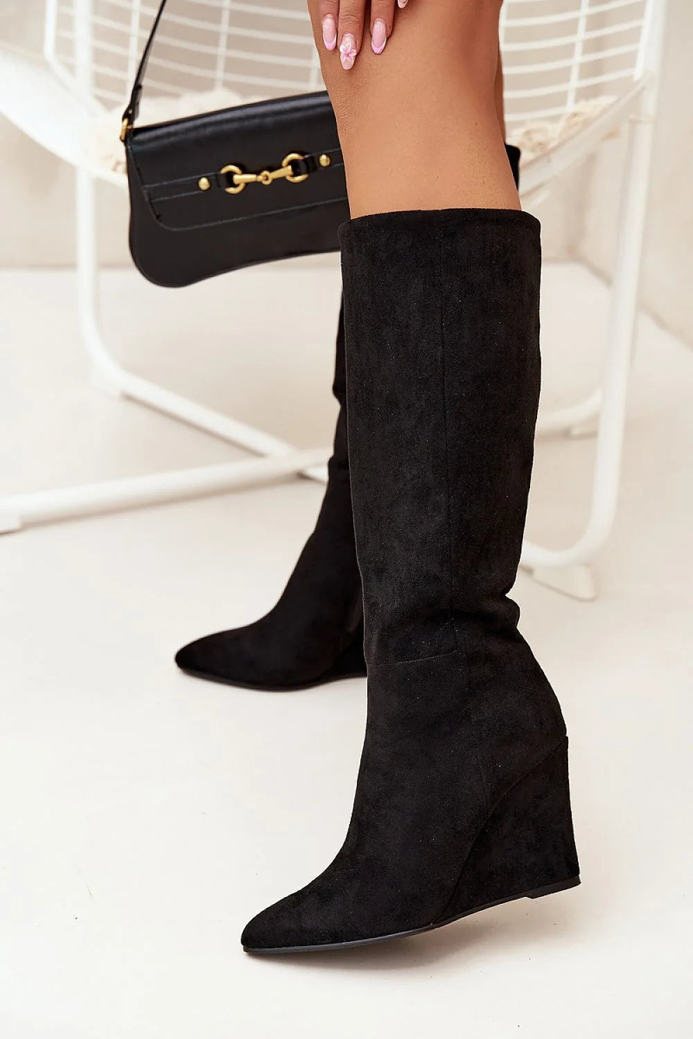 bottes femme suédine écologique noire tige haute genou talon compensé bout amande doublure fausse fourrure zippée confort chaleur élégantes chic