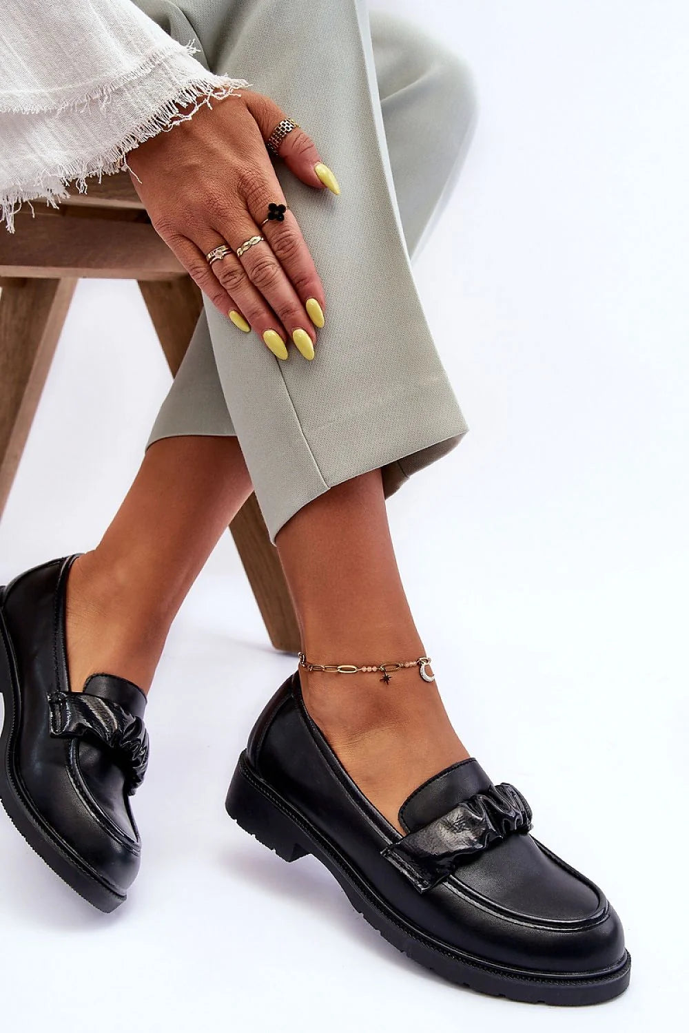 Chaussures basses pour femme en cuir artificiel noir élégantes style moderne rabat décoratif semelle épaisse confortable