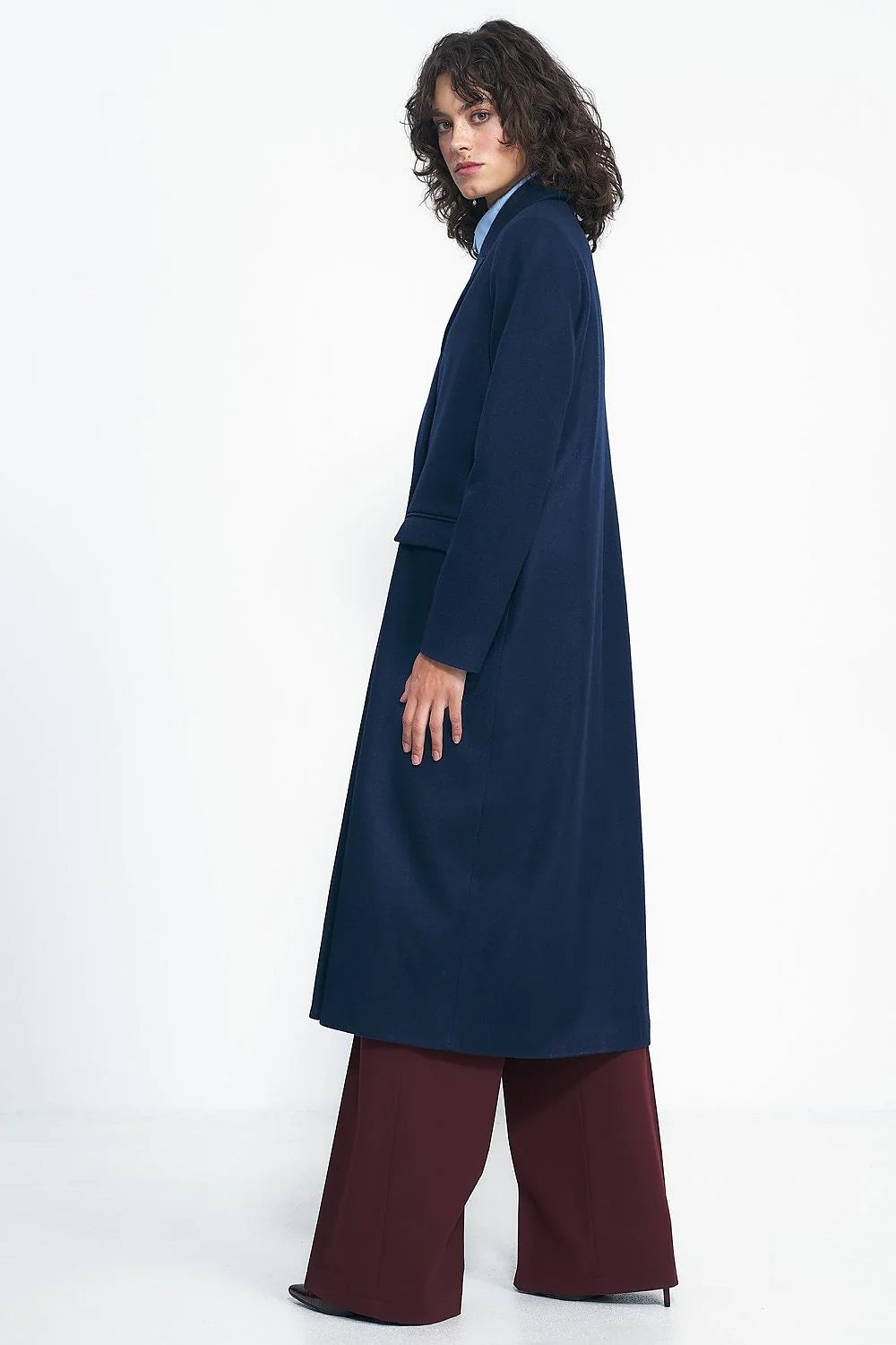 Manteau élégant long bleu marine double boutonnage style raffiné pour femmes coupe ajustée matières chaudes