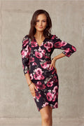 Robe de jour élégante à motifs floraux roses et gris, coupe ajustée, manches 3/4, encolure V, détails de fronces, idéale pour les occasions spéciales, femme