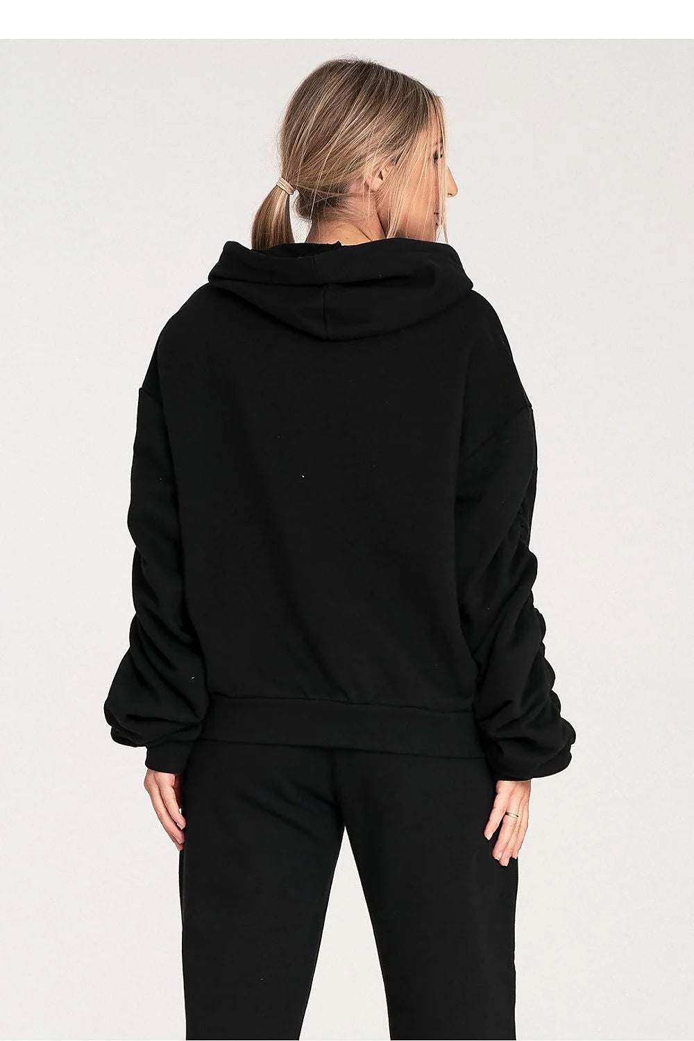 sweatshirt femme moderne oversized capuche coton épais noir cordon blanc contrastant poche kangourou manches bouffantes fronces poignets côtelés streetwear urbain