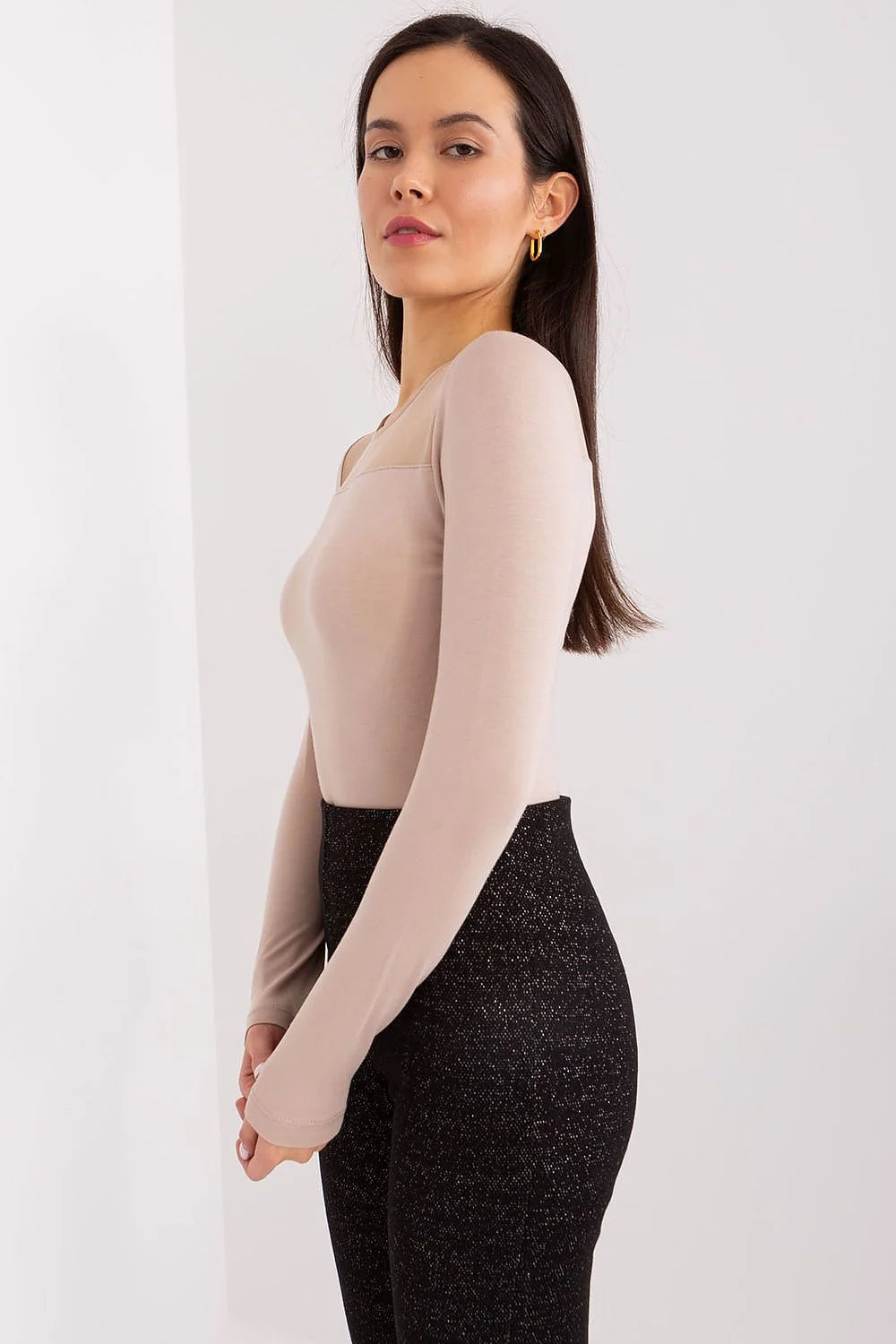 Chemisier élégant pour femmes en beige doux matière extensible mesh épaules buste longues manches ajustées coupe moderne