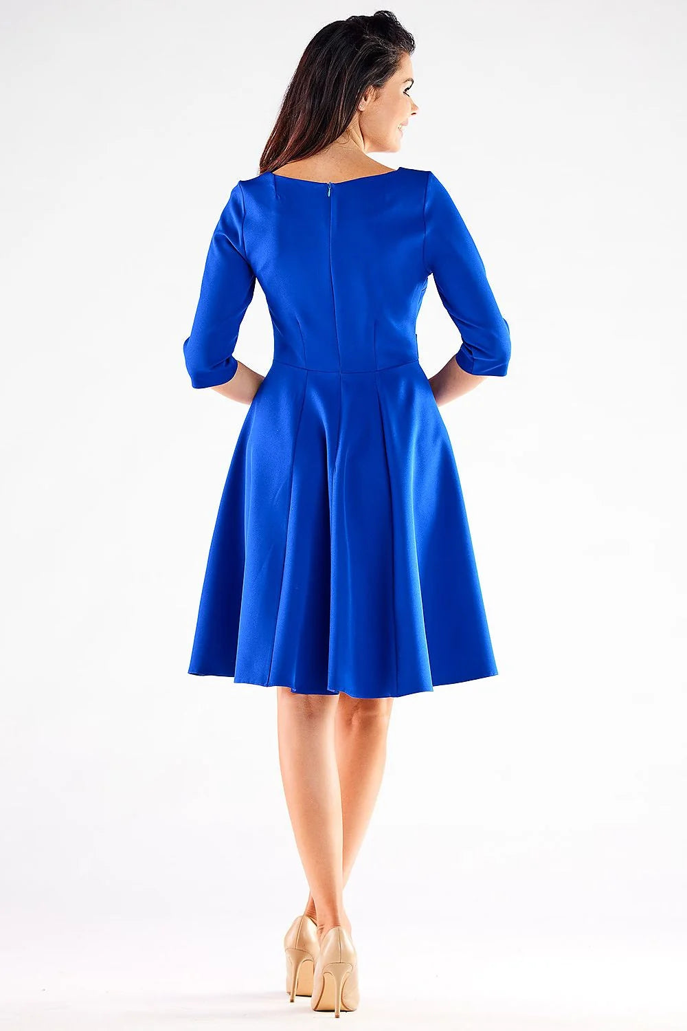 Robe de jour audacieuse couleur rouge vif manches mi-longues silhouette fit and flare ceinture intégrée femme élégance intemporelle mode
