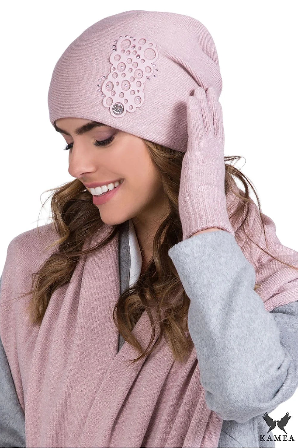 Bonnet d'hiver en laine douce rose pâle coordonné avec écharpe et gants pour femme, style élégant et chic, collection automne-hiver