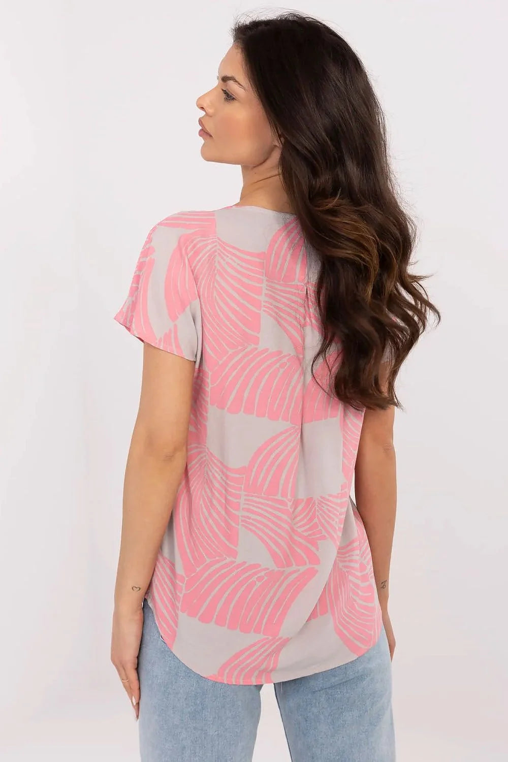 Haut pour femme design abstrait motifs ondulés rose clair gris pâle manches courtes encolure V sans fermeture