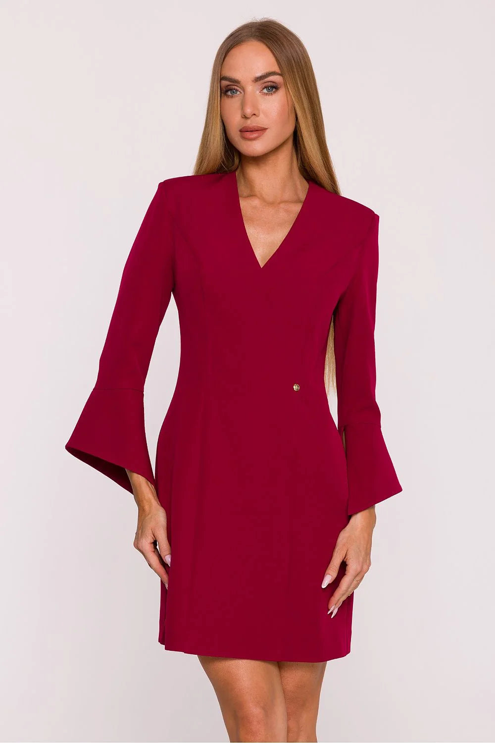 robe bordeaux crêpe extensible col V mini longueur coupe cintrée manches troisquarts évasées épaules structurées bouton doré logo métallique élégante