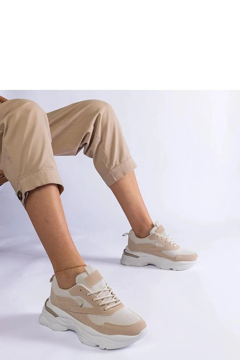Baskets féminines modernes à semelle épaisse couleur beige et blanc cassé en cuir écologique confortable pour usage quotidien