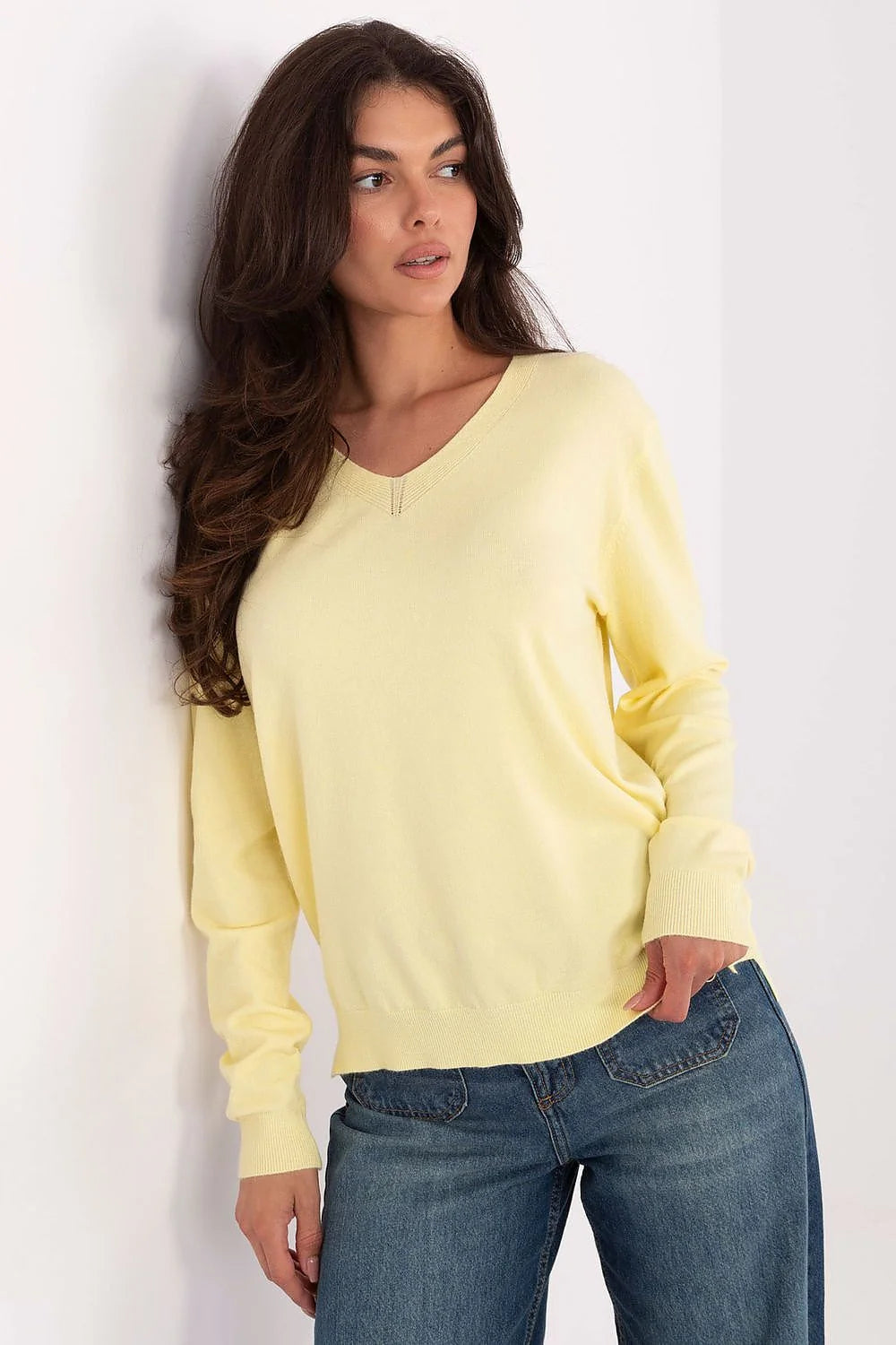 pull femme maille fine jaune pastel manches longues col V côtelées poignets ourlet extensible viscose élasthanne