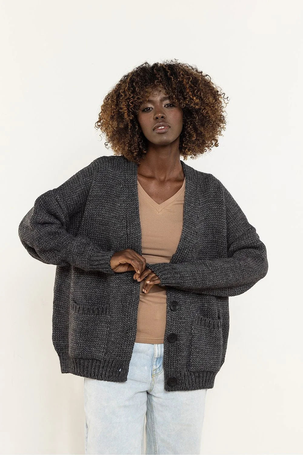 cardigan femme oversize maille grosse gris anthracite longue col V épaules tombantes trois boutons poches plaquées côtelés poignets ourlet