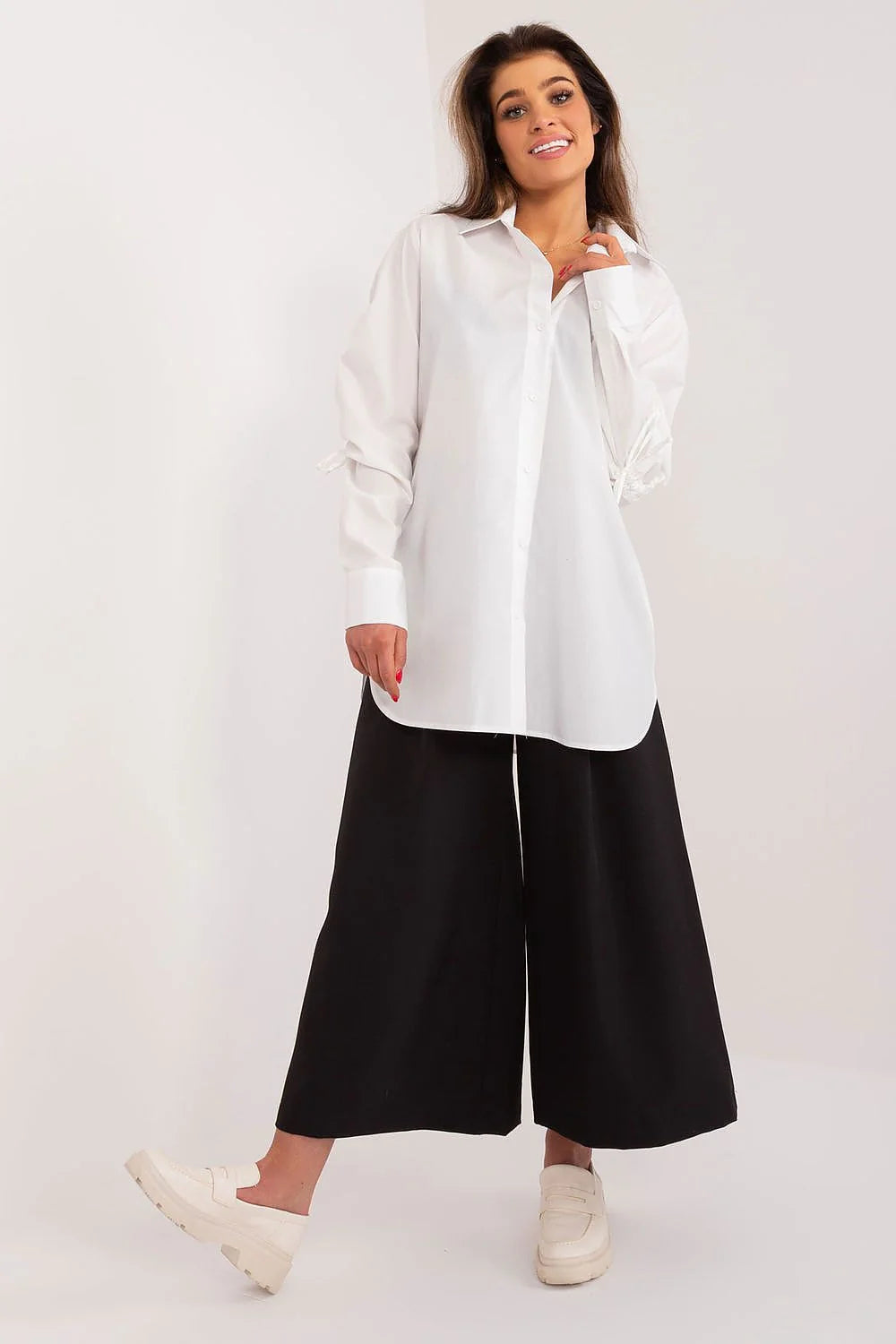 Chemise manche longue Lakerta design classique coton blanc coupe ample ourlet arrondi col chemisier
