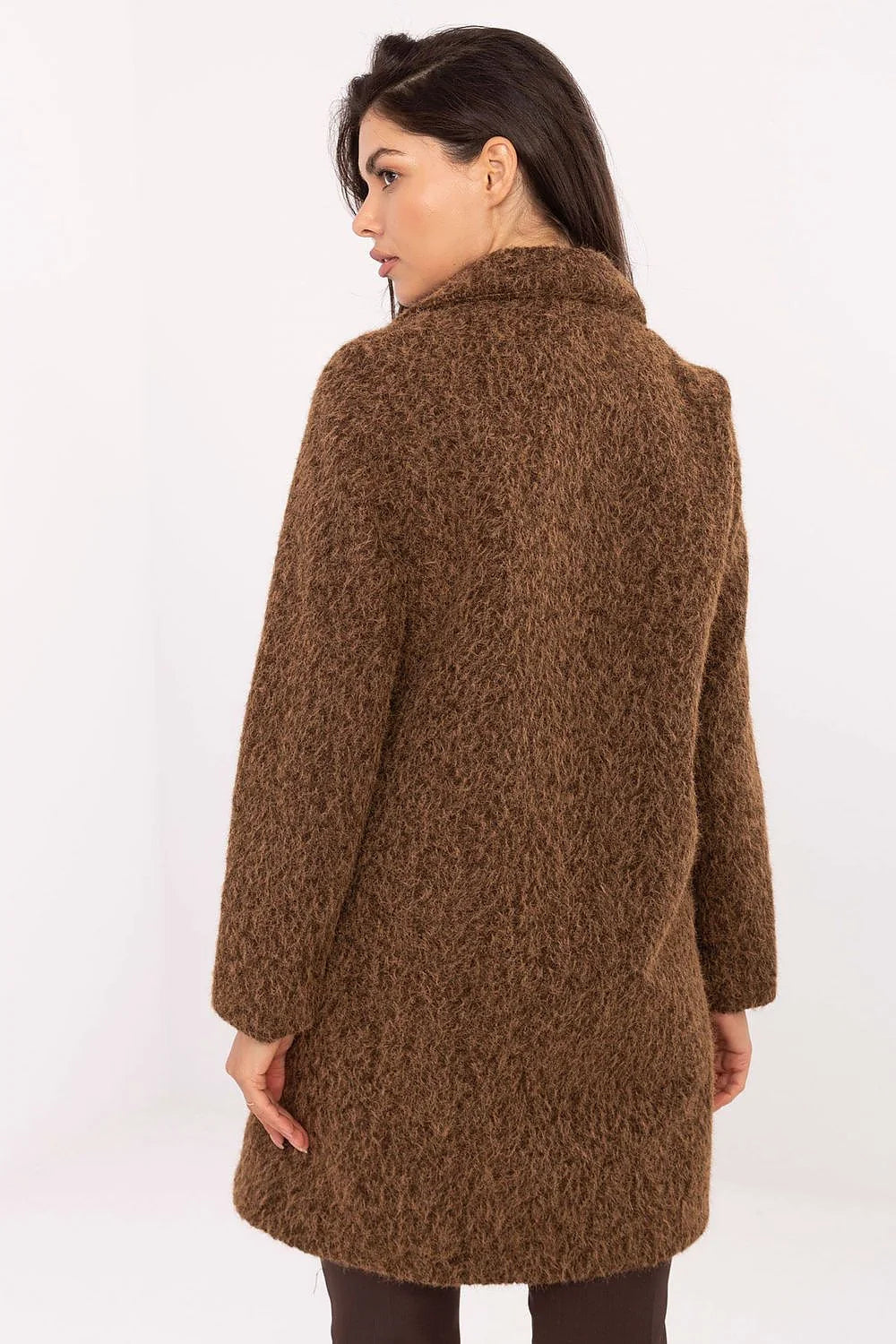 manteau femme mi long maille pelucheuse marron coupe droite légèrement évasée col tailleur manches longues bouton doré mohair