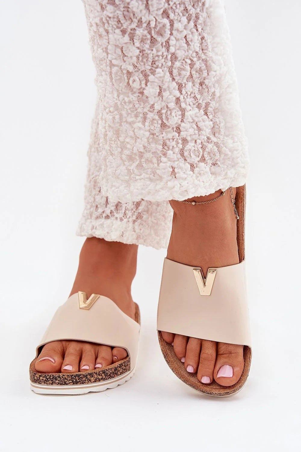 sandales femmes modernes élégantes ouvertes beige doré synthétique bride large ornement décoratif métallique liège anatomique semelle antidérapante confortable minimaliste