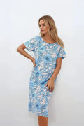Robe estivale féminine motif floral bleu et blanc coton court manches courtes col rond silhouette droite occasion décontractée