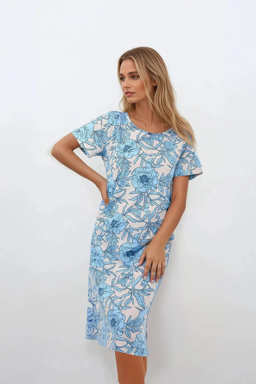 Robe estivale féminine motif floral bleu et blanc coton court manches courtes col rond silhouette droite occasion décontractée