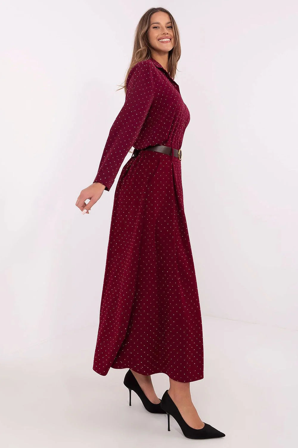 Robe longue élégante pour femme en tissu fluide couleur bordeaux à motifs pois blancs manches longues ceinture noire ajustabledos nu