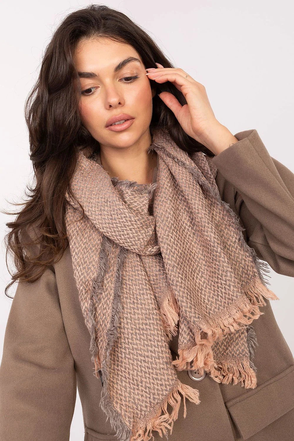 écharpe châle plaid oversize franges maille épaisse chevrons rose poudré taupe doux duveteux cocooning chic généreuse