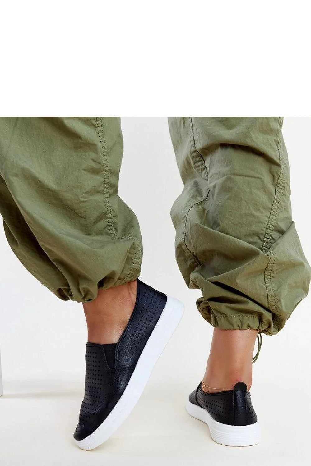 baskets femme Solea noires ajourées cuir synthétique slipon respirantes semelle blanche caoutchouc plateforme amortie confort urbain