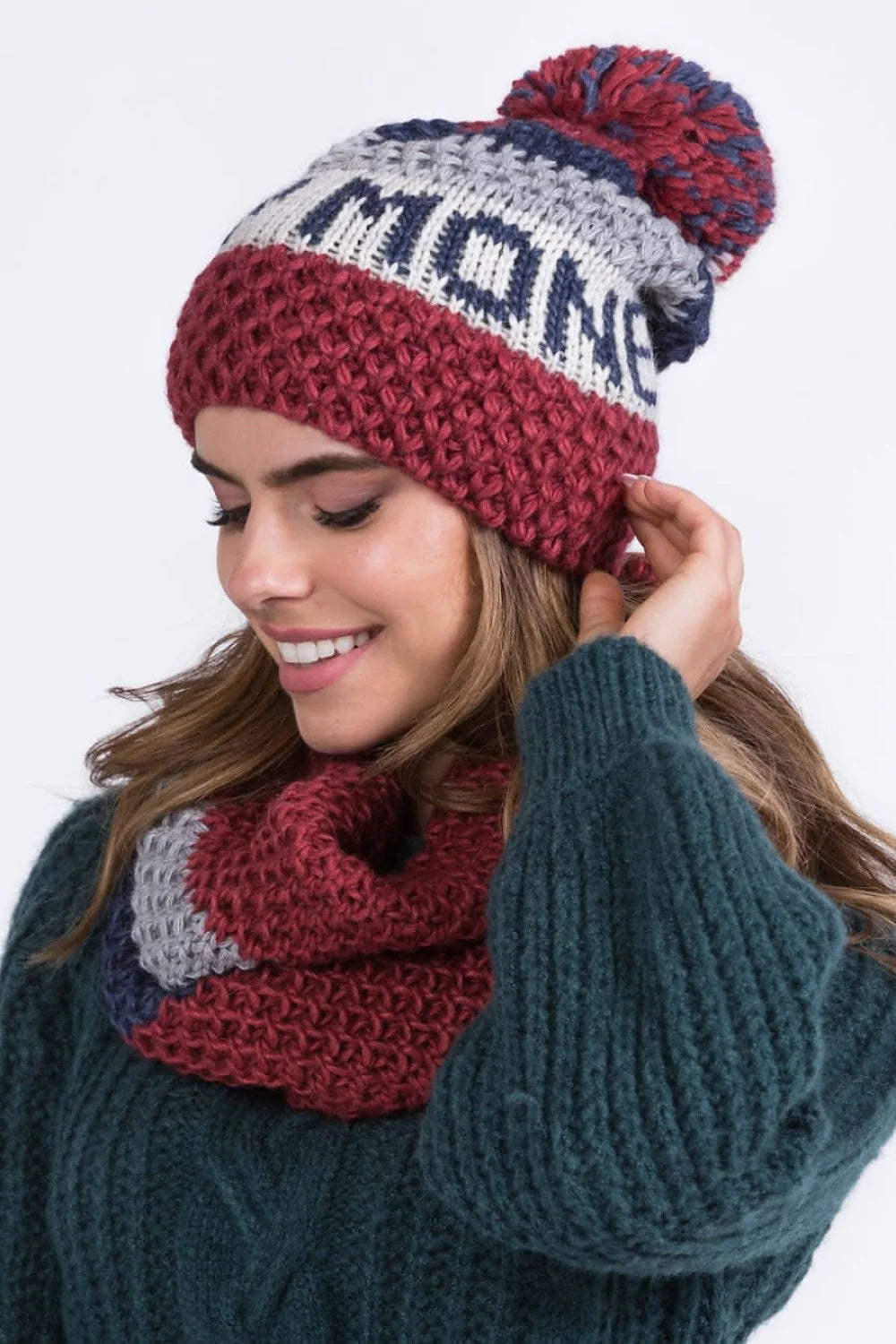 Ensemble d'hiver pour femmes, bonnet et snood en laine, style tricoté, motifs grosses mailles, couleurs bordeaux, gris et bleu marine, pompon multicolore, confort et style pour les jours froids