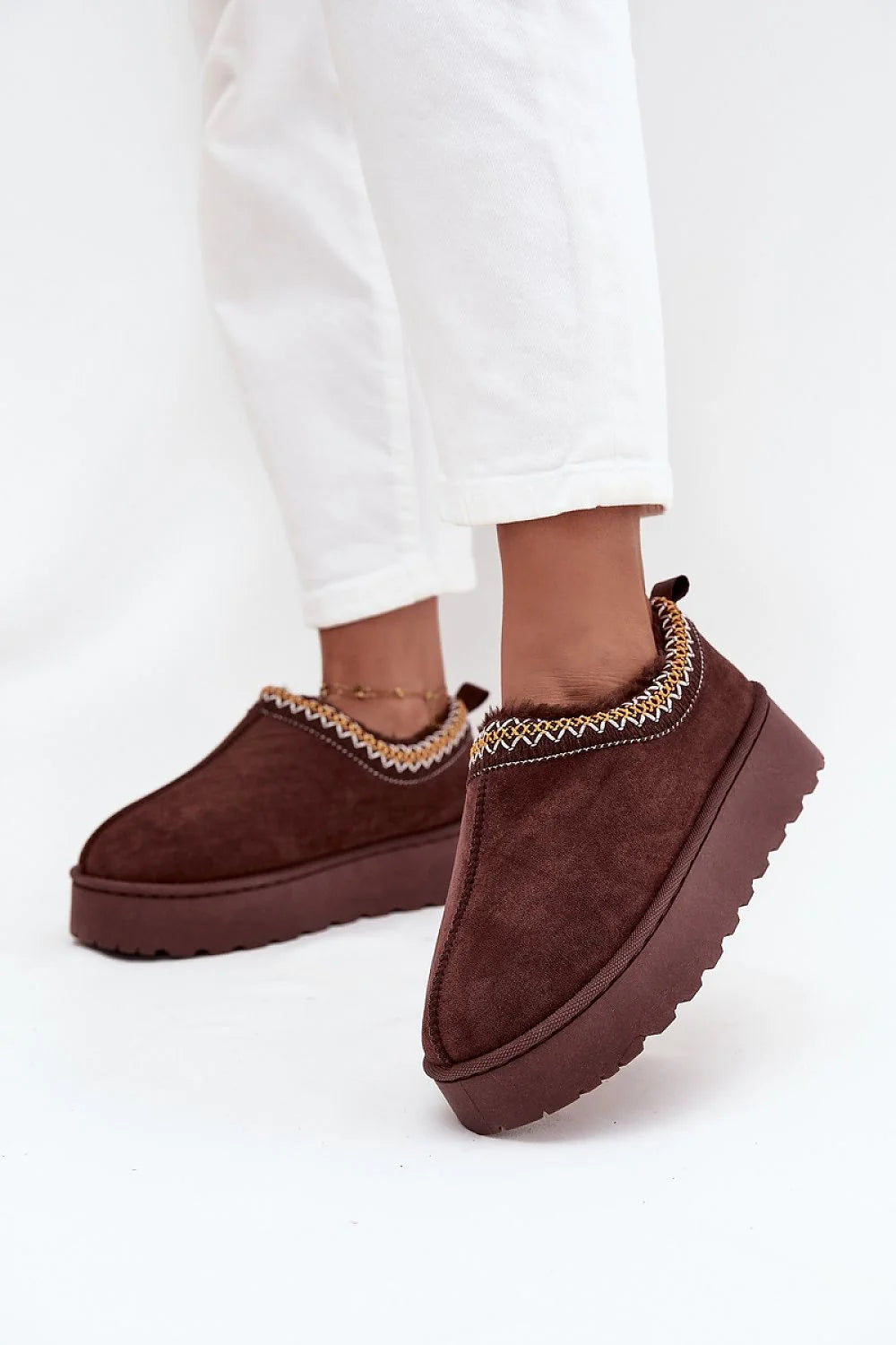 bottes neige femme suédine écologique broderie bordure marron plateforme caoutchouc isolantes doublure fourrure chaude confort chaleur semelle crantée antidérapante