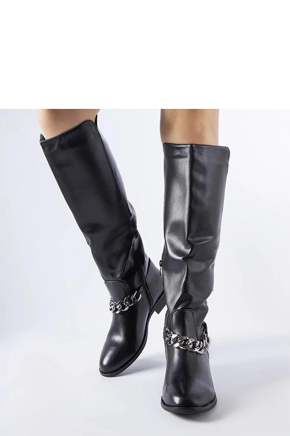 Bottes cuissardes en cuir noir moderne avec chaîne métallique pour un style élégant et sophistiqué