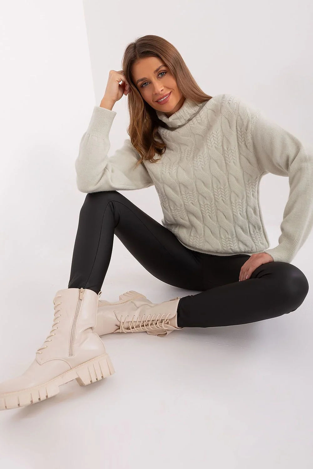 Pull tricoté à torsades pour femme en gris clair, manches longues, col montant, côtelé, coupe ample, style casual chic, matériau doux, confort, mode intemporelle