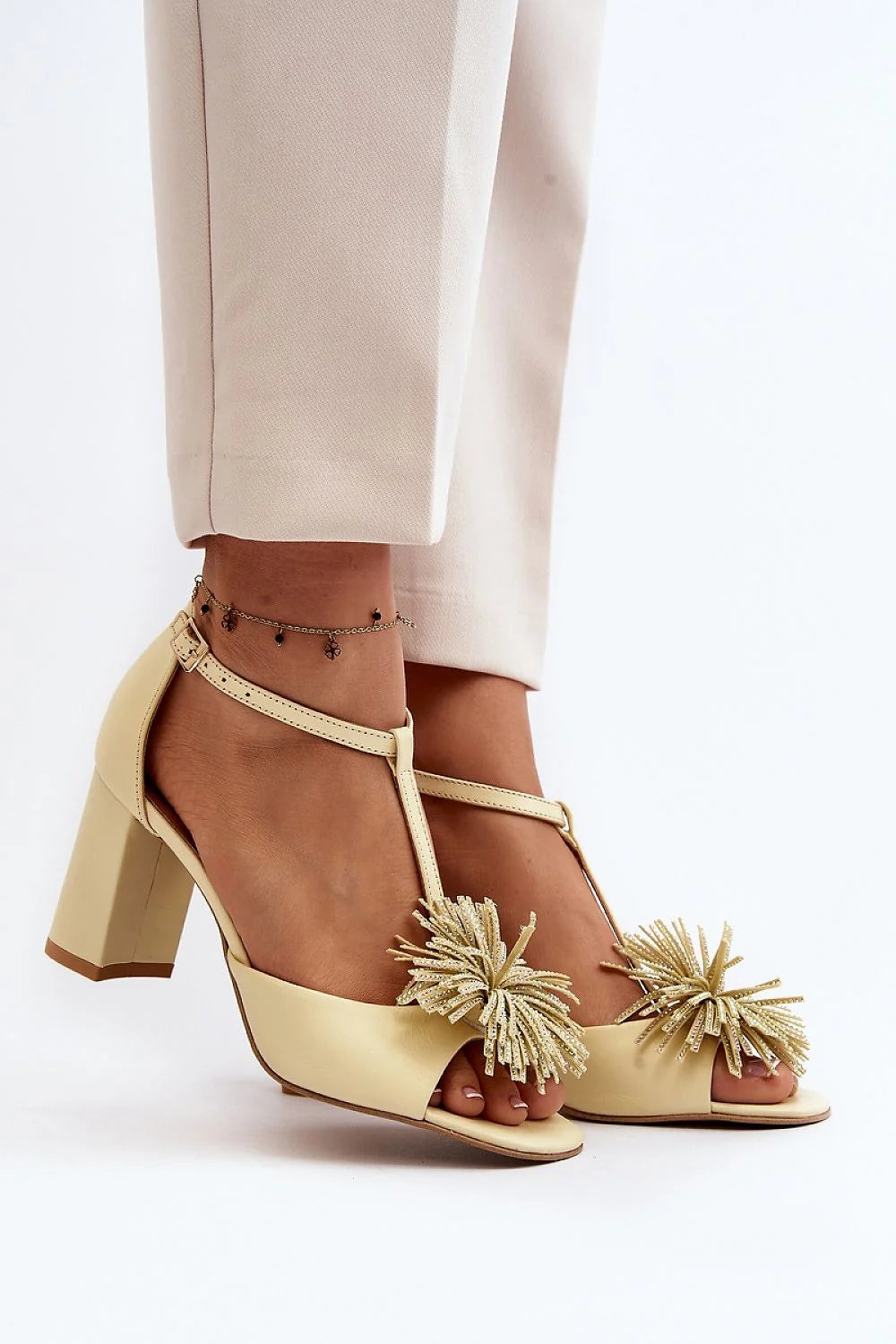 Sandales élégantes à talon_block cuir beige pâle T-strap pompon doré femmes occasion_spéciale comfort